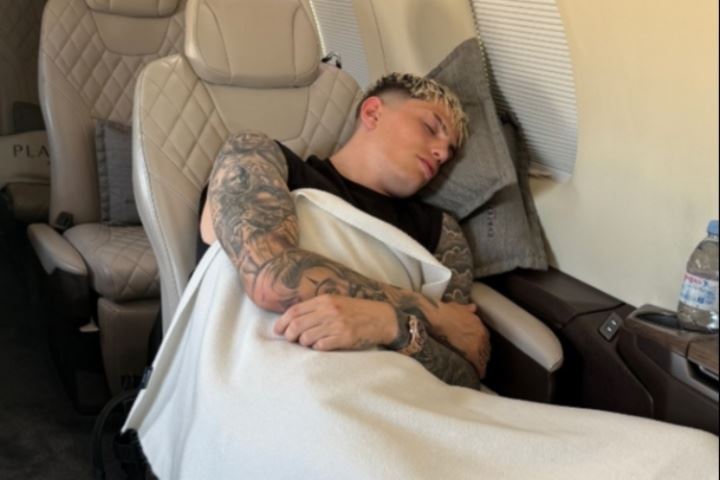 这是去哪儿👀加纳乔晒飞机上睡觉照片，配文：来了