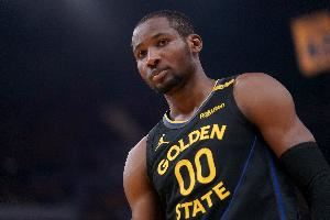 打得还行但不冷静被驱逐！库明加上半场5中3砍下7分6篮板4助攻