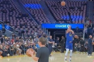 老粉已经慌了?库里赛前热身 中圈三分出手一发入魂