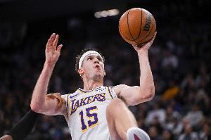 单核带队!里夫斯上半场11中5&7罚7中 砍下18分9助攻2抢断