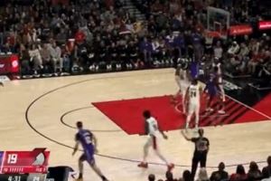  看你的喽！艾顿篮下死死卡住位 拼得前场板直接完成补扣