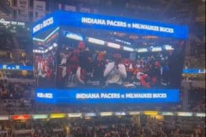  有些尴尬！迈尔斯-特纳重回步行者被介绍 现场球迷报以嘘声