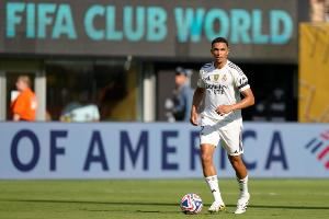  舒梅切尔：阿诺德应当作英雄欢迎归来，卡拉格：球迷有权表达愤怒