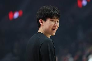  突飞猛进！刘禹铖：瀚森看录像&医务室&力量房交流都能自己搞定了