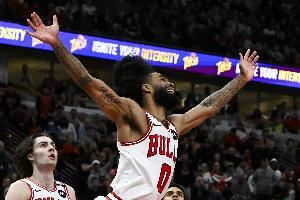  多诺万谈科比-怀特：目标是让他下周加入合练 有望几周后复出