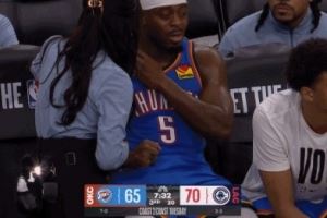  疑似肩膀不适！被换下场的多特晃动自己右肩 随后返回更衣室