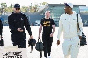 五连客！湖人众将登机造型：全员舒适出行 艾顿大粗项链带着累吗