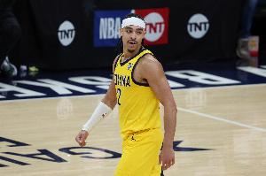 手感冰冷！内姆哈德半场9投1中&三分6中0 得到4分1板5助2断