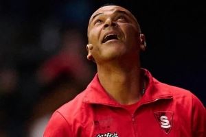  宝刀不老👍卡福国王联赛场边秀花式颠球