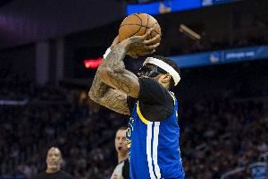  一波9-0反超比分！库里挂掩护吸引双人包夹 小佩顿空位三分再进