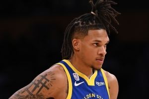  咋后来不让上了？理查德半场10分钟&全场16分钟 拿到10分2断1帽