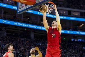  够强硬！克林根跟进拿到前场篮板 人群中暴起扣篮